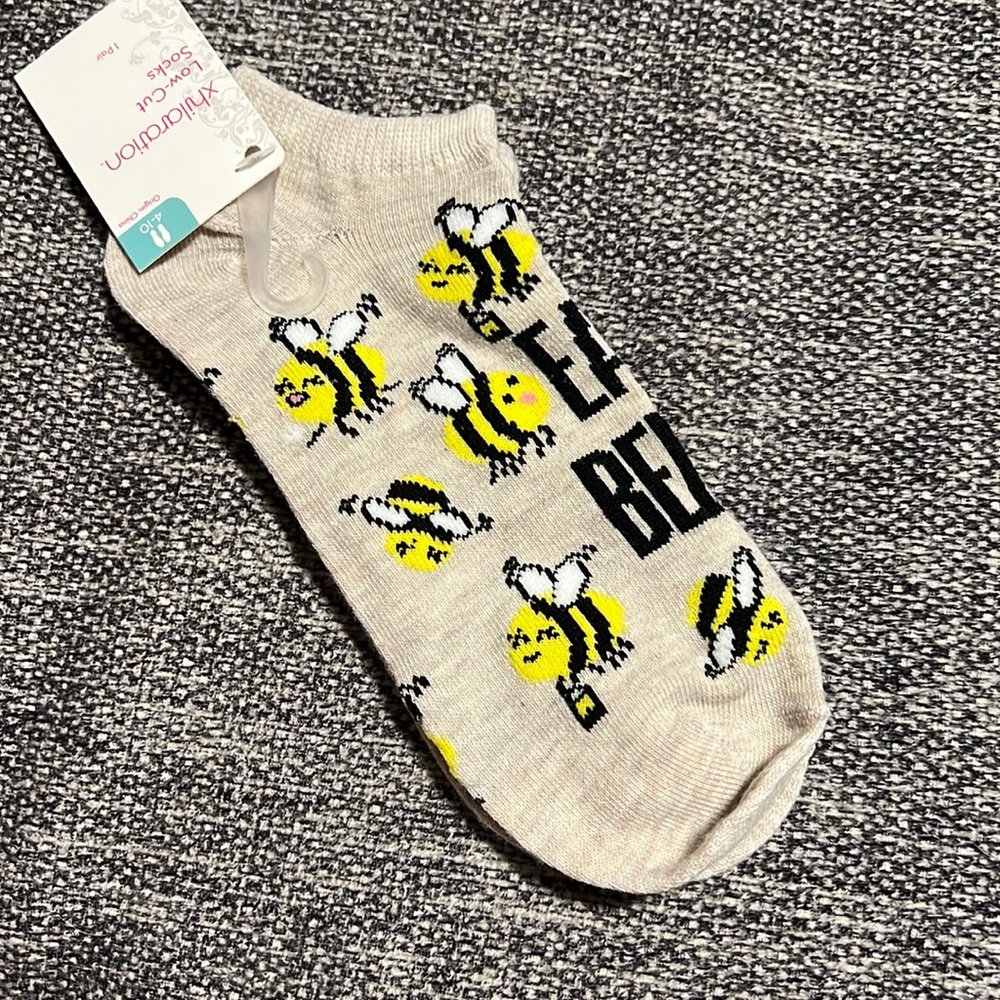 NWT Xhilaration Low Cut Easy Bee-Zy Bee Socks